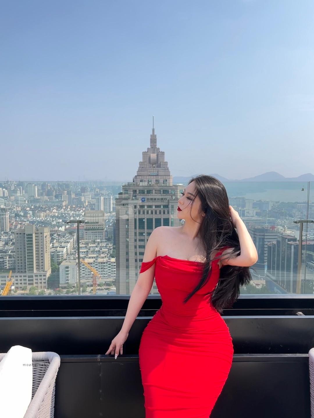 120斤的小王同学 – 红色包臀长裙【9P】